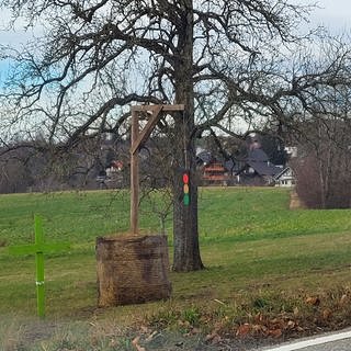 Holzgalgen mit hängender Ampel in Illmensee