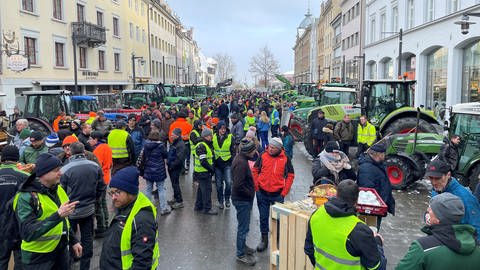 Bauernprotest: Zahlreiche Menschen versammeln sich auf der Marktstätte in Konstanz.