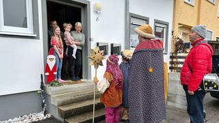 In Isny im Allgäu sind Sternsinger unterwegs und sammeln Spenden