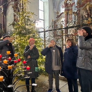 Christbäume mit viel Licht und Glanz geschmückt in Isny von Maler Friedrich Hechelmann