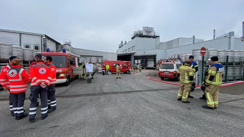 Mehrere Feuerwehr- und Rettungskräfte im Einsatz im Instriegebiet in Konstanz nach Chemieunfall in einem Lebensmittelbetrieb