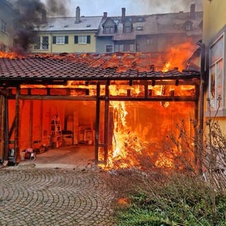 Eine Garage im Konstanzer Stadtteil Paradies brennt lichterloh.