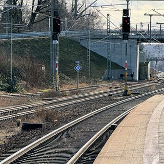 Der Bahnstreik betrifft den Bahnhof Biberach. Leere Gleise und Anzeigen mit Achtung Bahnstreik der GDL sind zu sehen.