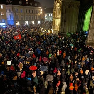 Der Münsterplatz war voller Menschen. Mehrere tausend demonstrierten in Konstanz.