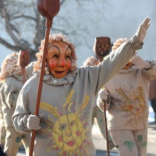 Ein Hästräger mit Maske.