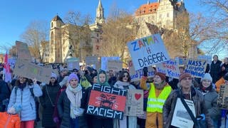 2.000 Teilnehmer bei Kundgebung gegen Rechtsradikalismus vor dem Schloss in Sigmaringen