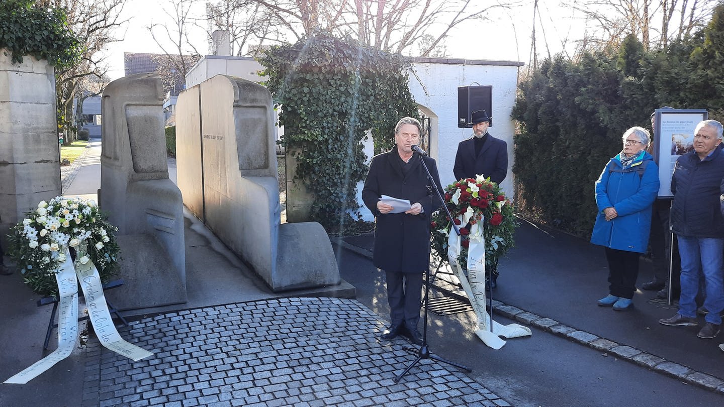 Sozialminister Lucha bei der Kranzniederlegung im ZfP Weissenau zum Gedenktag an die Opfer des Nationalsozialismus