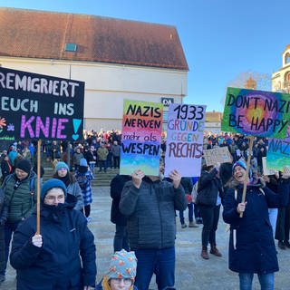 Demo-Teilnehmer in Sigmaringen präsentieren ihre Plakate