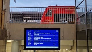 Eine Anzeigetafel mit Zügen am Bahnhof Friedrichshafen.
