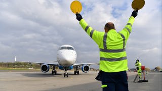 Ein Flugzeug rollt am Flughafen Friedrichshafen zu seiner Parkposition auf dem Rollfeld