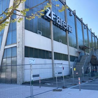 Die gesperrte ZF-Arena in Friedrichshafen hinter Bauzäunen. Die Halle soll abgerissen werden.