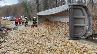 Lkw-Unfall auf Landesstraße zwischen Eigeltingen und Heudorf (Kreis Konstanz). Fahrer stirbt