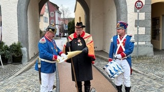 Nachtwächtergruppe trifft sich zum Fasnetausrufen vor dem Wurzacher Tor in Bad Waldsee