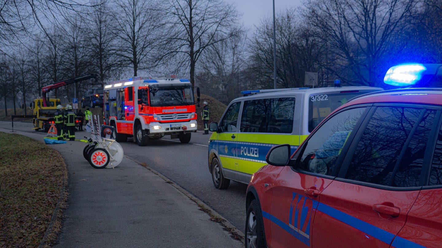Ein Mann ist in Ravensburg bei einem Unfall ums Leben gekommen. Einsatzkräfte stehen am Unfallort.