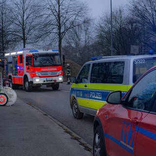 Ein Mann ist in Ravensburg bei einem Unfall ums Leben gekommen. Einsatzkräfte stehen am Unfallort.