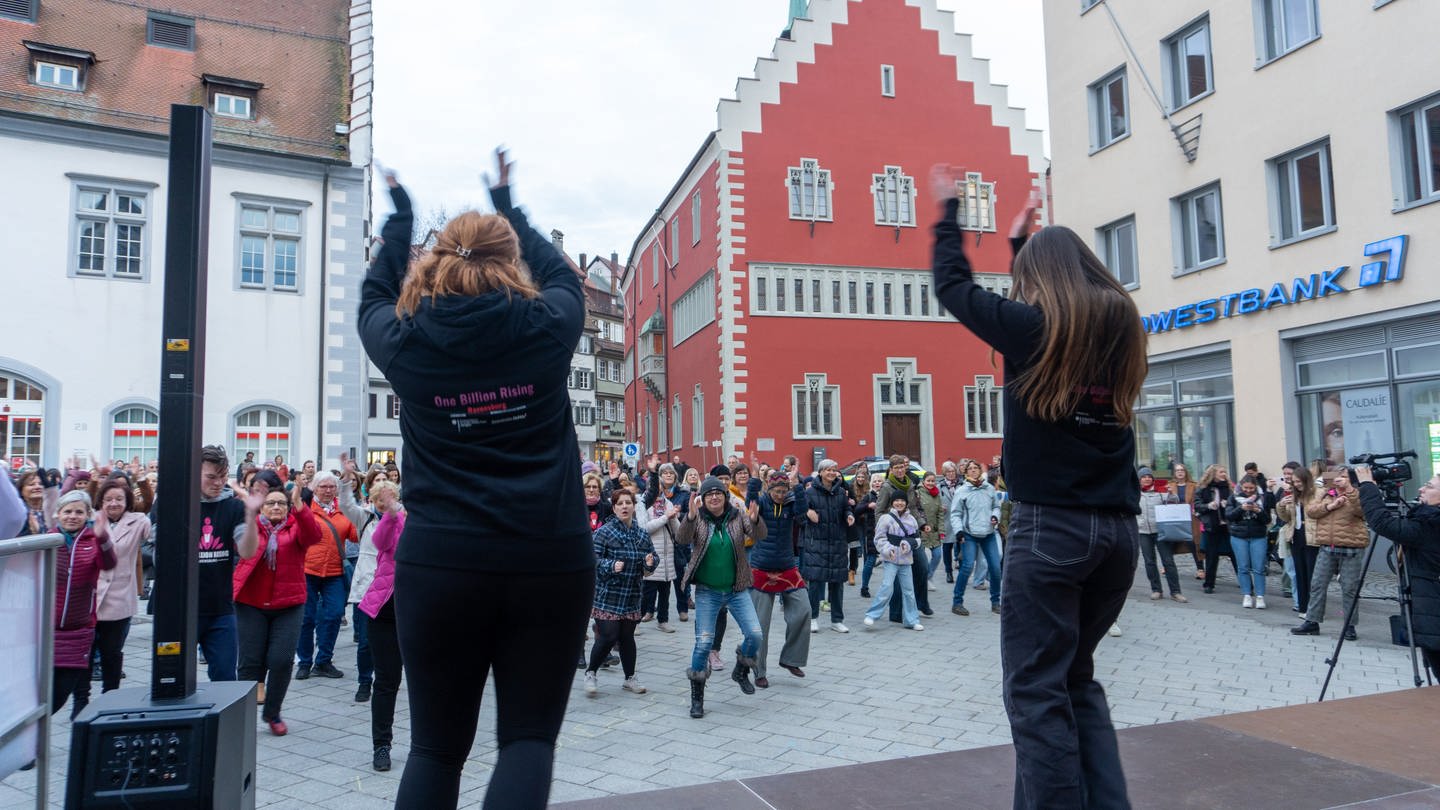 Hunderte tanzen bei der One Billion Rising-Demo in Ravensburg und setzen ein Zeichen gegen Gewalt und Frauen