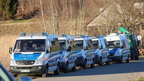 Mehrere Polizeiwagen stehen zur Fastenpredigt von Winfried Kretschmann (Grüne) in Uttenweiler im Kreis Biberach.