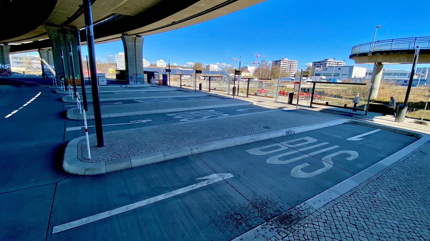 Noch sind Bussteige am neuen Fernbusbahnhof in Konstanz leer, bald nimmt der Bahnhof den Betrieb auf.