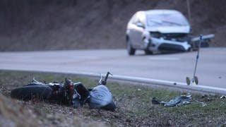 Eine 29-jähriger Motorradfahrerin stirbt beim Überholen nahe Erlenmoos.