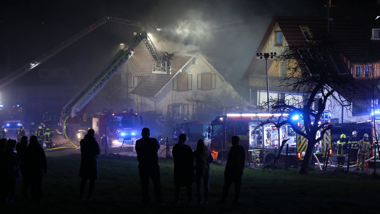 Beim Brand eines Wohnhauses in Uhldingen-Mühlhofen ist ein Mensch ums Leben gekommen.