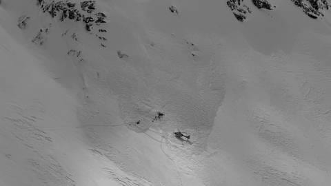 Ein Bergsteiger aus BW ist durch eine Lawine in Vorarlberg schwer verletzt worden.