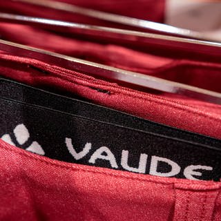 Kleidungsstück mit Vaude-Logo
