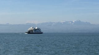 Eine Fähre bei Sonne auf dem Bodensee