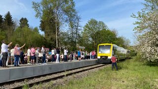 Premiere zum Saisonstart: Erste Einfahrt der Biberbahn am neuen Haltepunkt Mühlingen-Zoznegg.