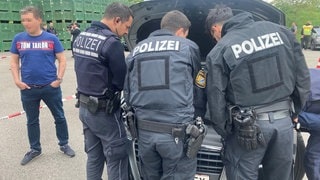 Polizeibeamte kontrollieren getunte Fahrzeuge im Umfeld der Messe "Tuning World Bodensee" in Friedrichshafen.