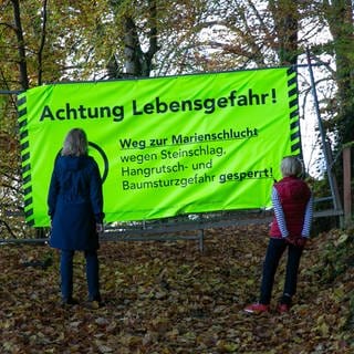 Zwei Wanderinnen stehen vor dem gesperrten Weg zur Marienschlucht