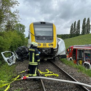 Der Zusammenstoß ereignete sich laut Polizei auf einem unbeschrankten Bahnübergang.