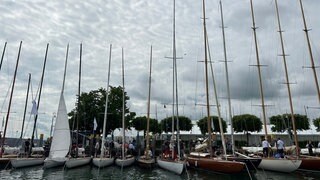 Klassische Holzboote wie Lacustre und Jollenkreuzer sind auf der Bodenseewoche zu sehen.