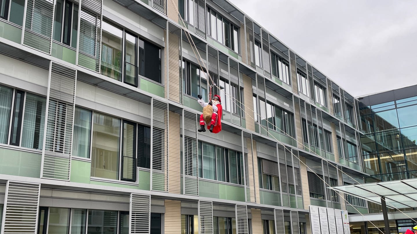 Am St. Elisabethen-Klinikum in Ravensburg hat sich der Nikolaus heute vom Dach abgeseilt.