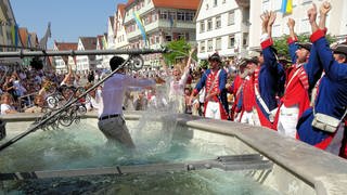 Landrat Mario Glaser, den die Räuber des Schwarzen Veri in den Marktbrunnen geworfen haben.