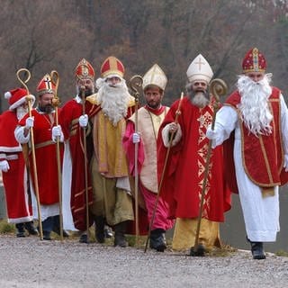 Mehrere Nikoläuse hintereinander (Archivbild)