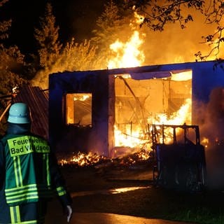 Eine Schreinerei in Wolfegg-Rötenbach brennt am frühen Dienstagmorgen vollständig aus.