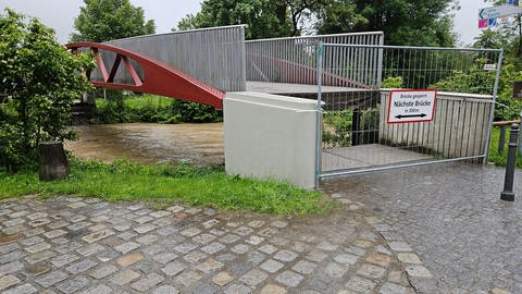 Aufgrund von Hochwasser wurde eine Fußgängerbrücke über die Argen angehoben.
