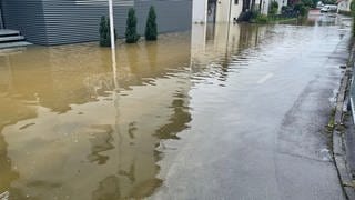 Straße in Brochenzell ist überflutet