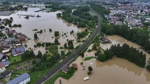 Das Hochwasser des Flusses Schussen überschwemmt Teile von Meckenbeuren. E