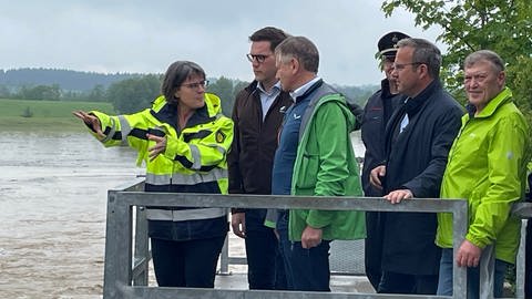 Am Hochwasserrückhaltebecken sind unter anderem der CDU-Fraktionsvorsitzende im Landtag, Manuel Hagel und Leutkirchs Oberbürgermeister Hans-Jörg Henle.