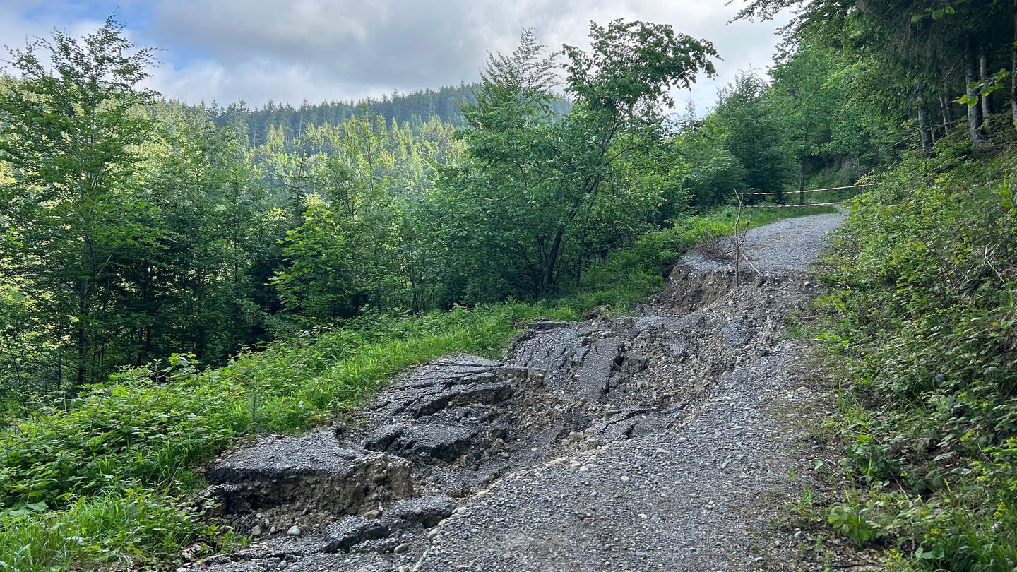 Bei Isny im Allgäu (Kreis Ravensburg) ist auf der Adelegg eine Straße abgerutscht.