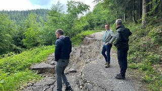 Landwirtschaftsminister Peter Hauk (CDU) machte sich am Mittwoch ein Bild von der Lage vor Ort.