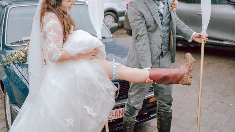 Die Braut trägt verdreckte Gummistiefel statt Highheels