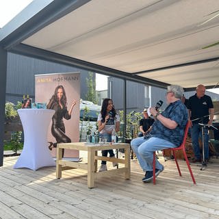 Anita Hofmann beim Talk im Grünen mit dem SWR auf der Landesgartenschau in Wangen