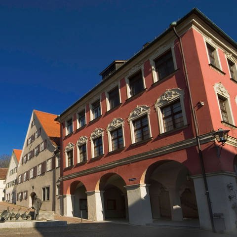 Das Rathaus von Leutkirch und im Hintergrund der Bockturm.