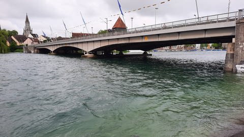 Die Konstanzer Rheinbrücke bei Hochwasser.