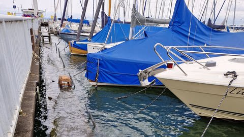 In Nonnenhorn am bayerischen Bodensee ist die Mole im Segelhafen überflutet.