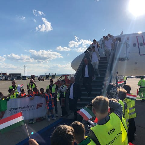 Ungarische Spieler steigen Flugzeugtreppe in Friedrichshafen herunter