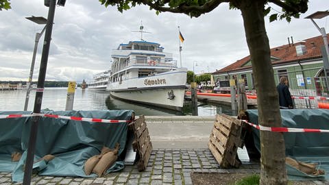 In Konstanz werden die Uferanlagen gegen das Hochwasser geschützt.