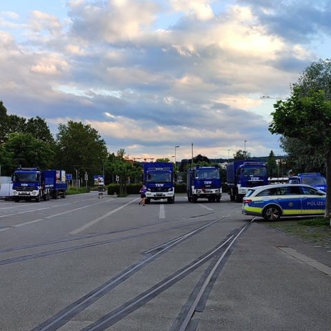 Einsatzfahrzeuge des THW und ein Polizeiauto stehen in Konstanz. Fotoquelle: Feuerwehr Konstanz